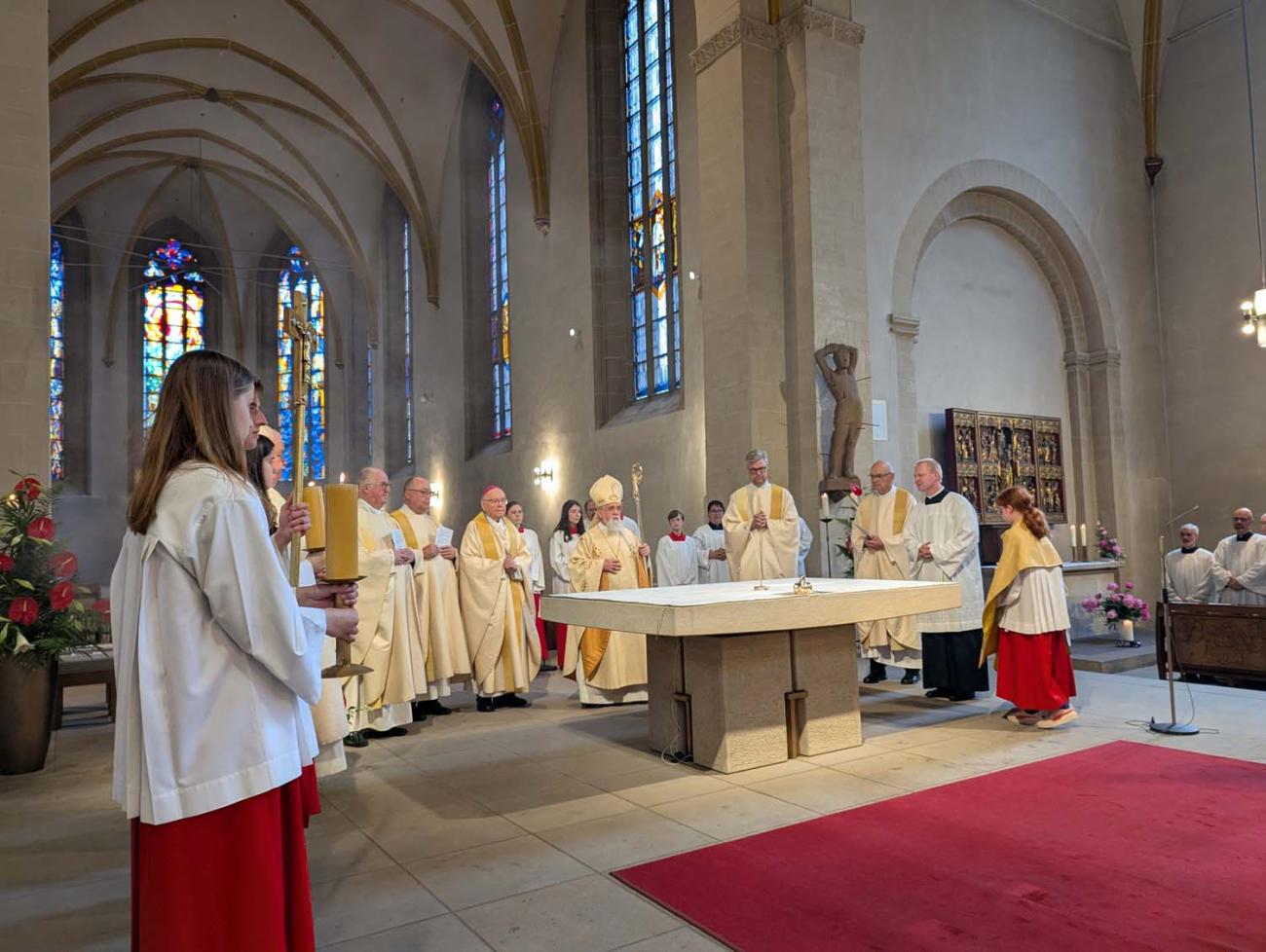 Menschen in einer Kirche