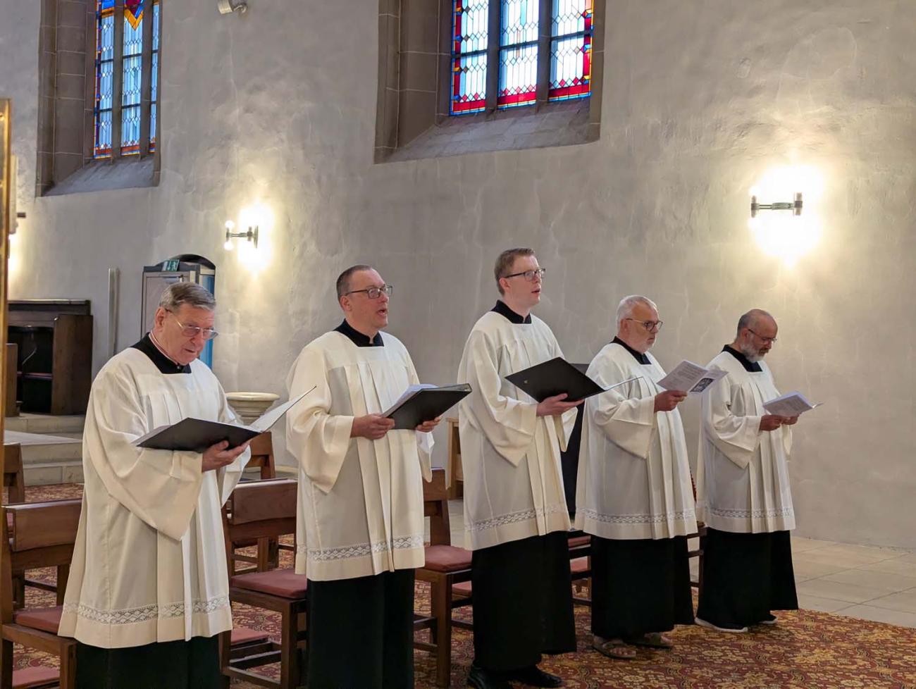 Menschen in einer Kirche