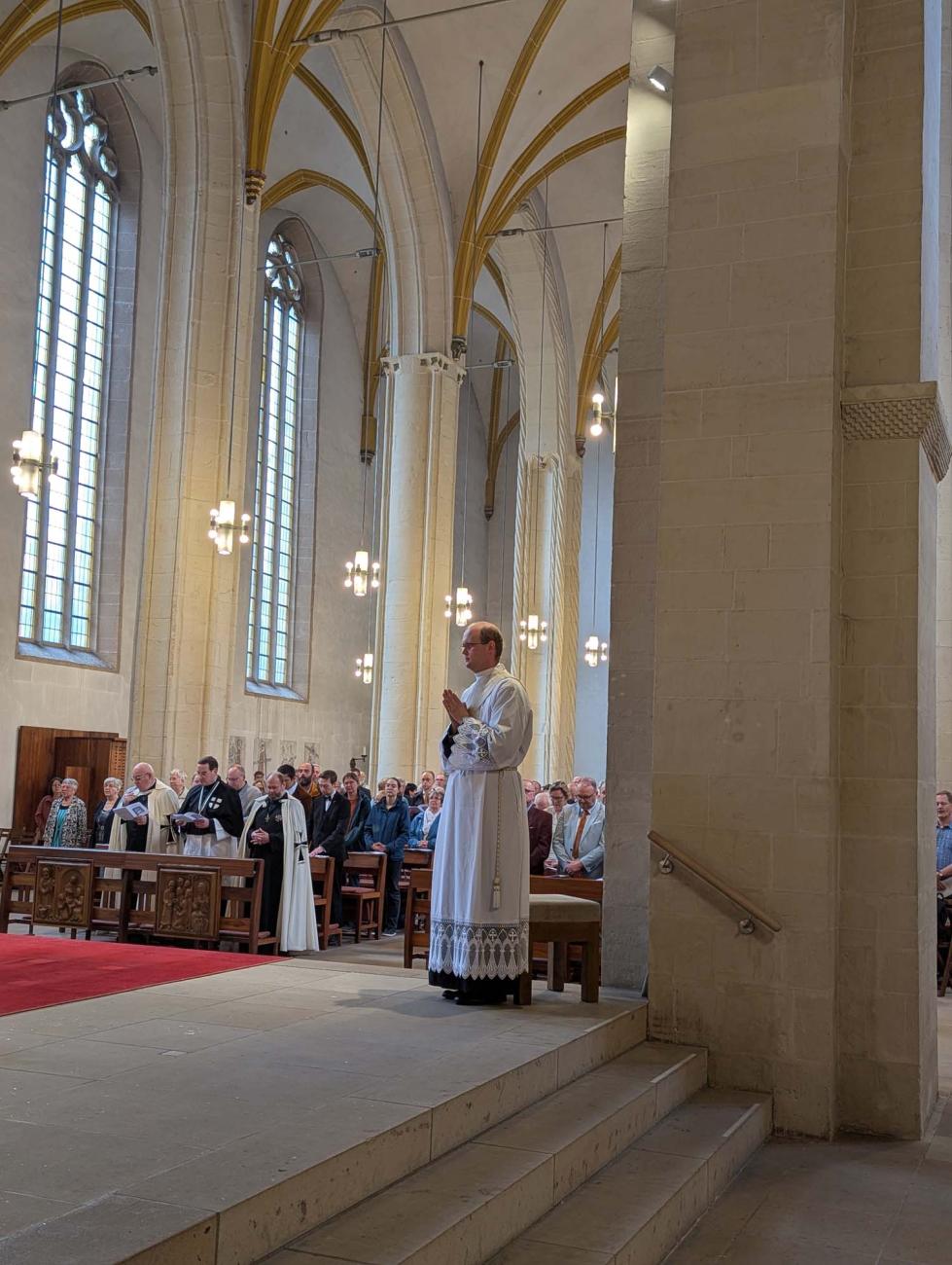 Menschen in einer Kirche