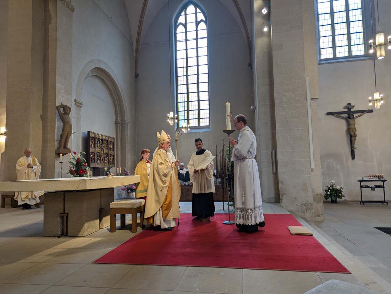 Menschen in einer Kirche