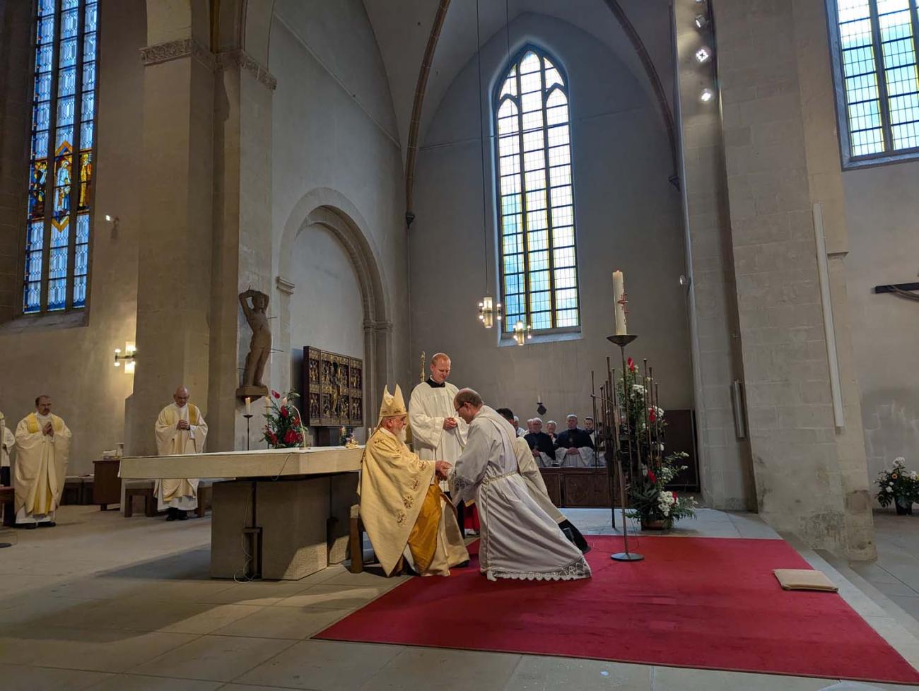 Menschen in einer Kirche