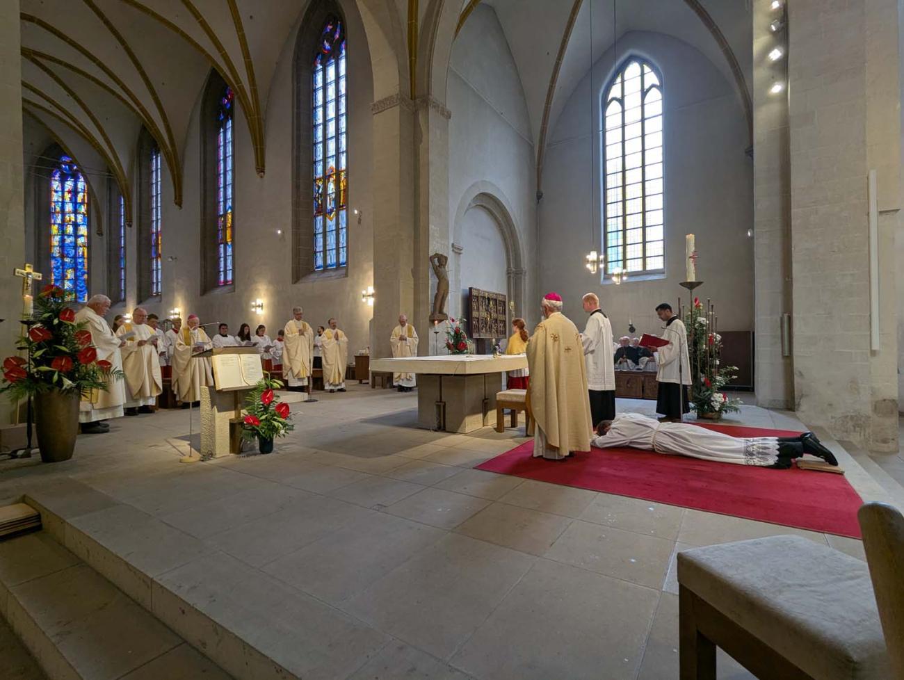Menschen in einer Kirche