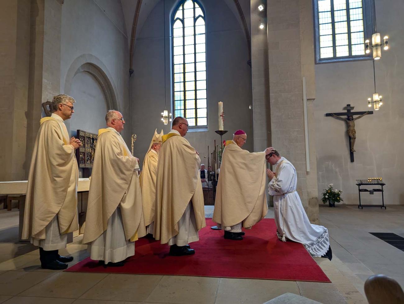 Menschen in einer Kirche