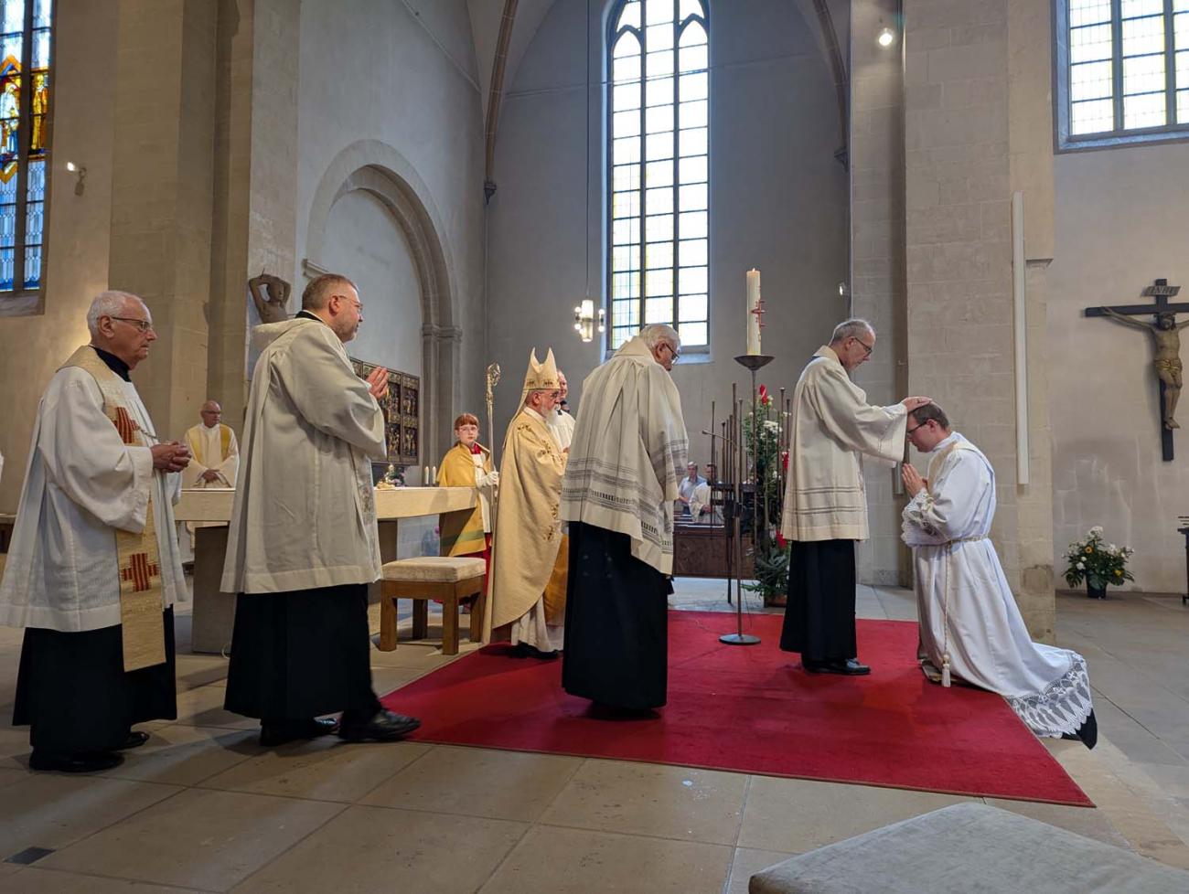 Menschen in einer Kirche