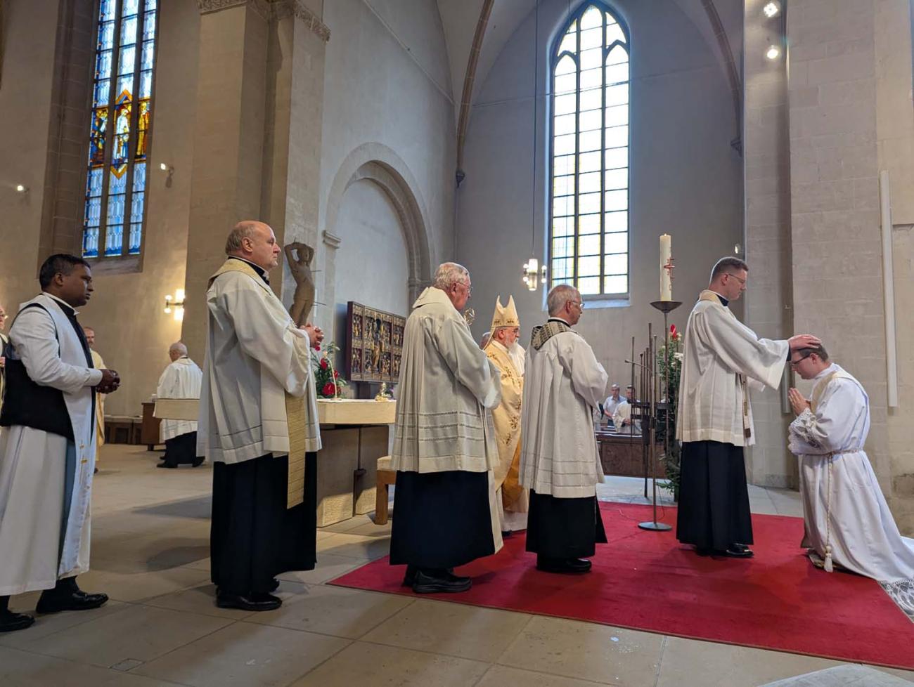 Menschen in einer Kirche