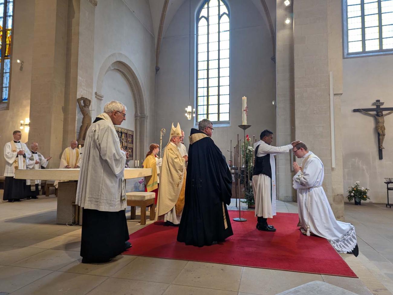 Menschen in einer Kirche