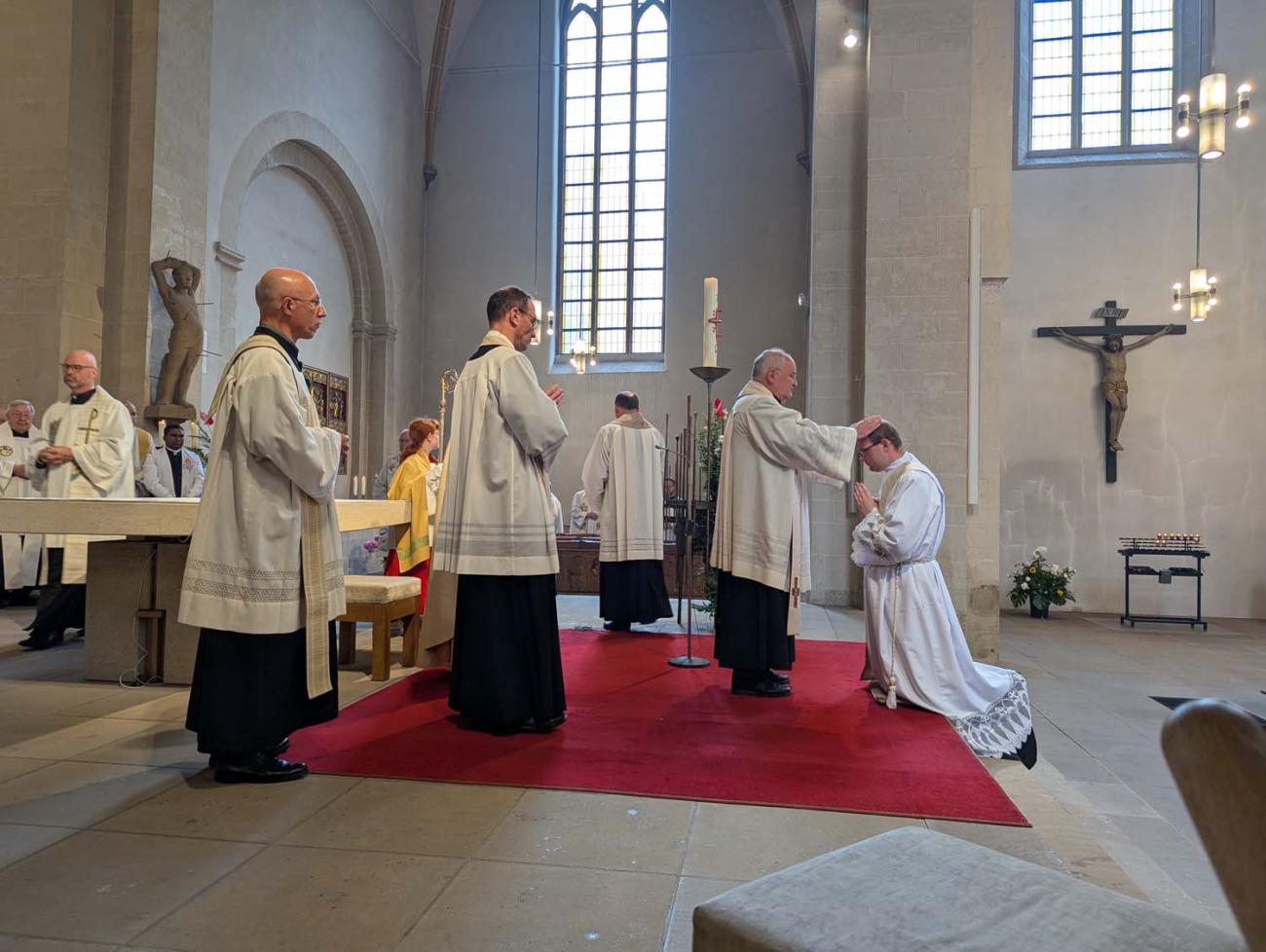 Menschen in einer Kirche
