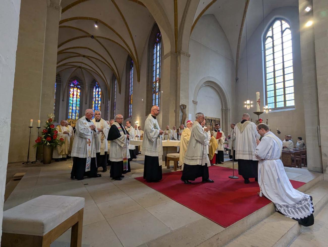 Menschen in einer Kirche