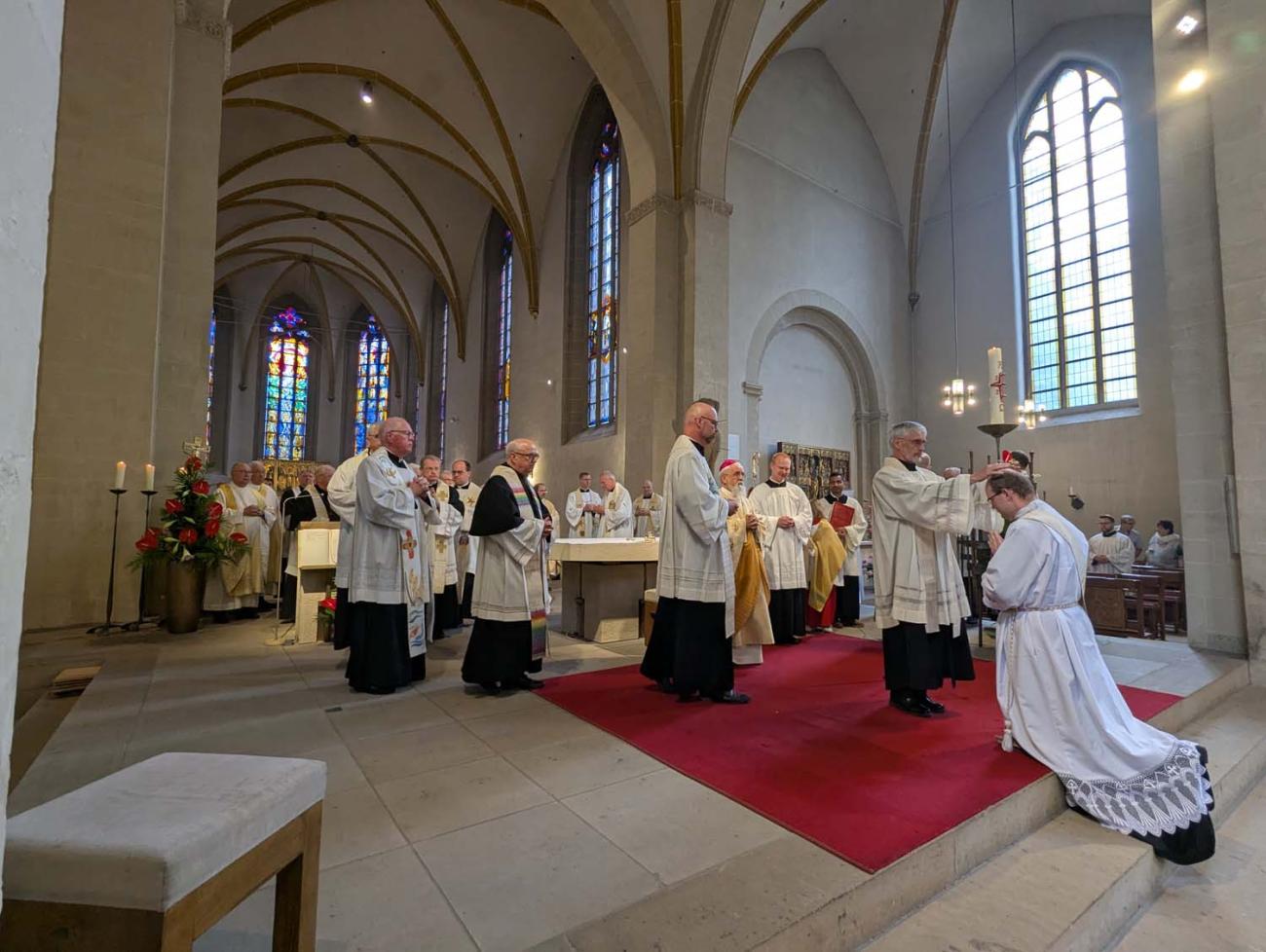 Menschen in einer Kirche