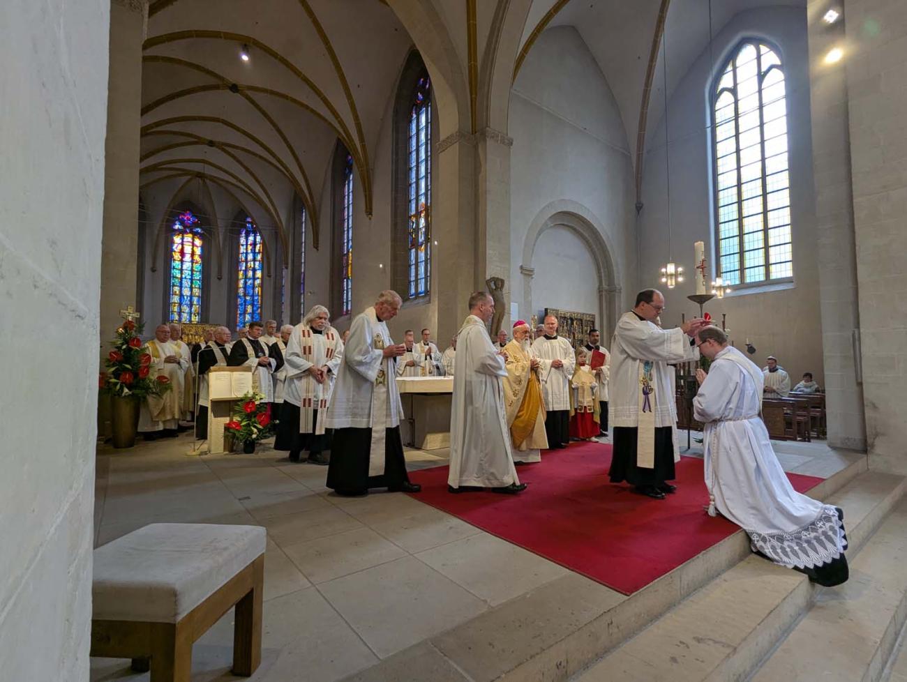 Menschen in einer Kirche