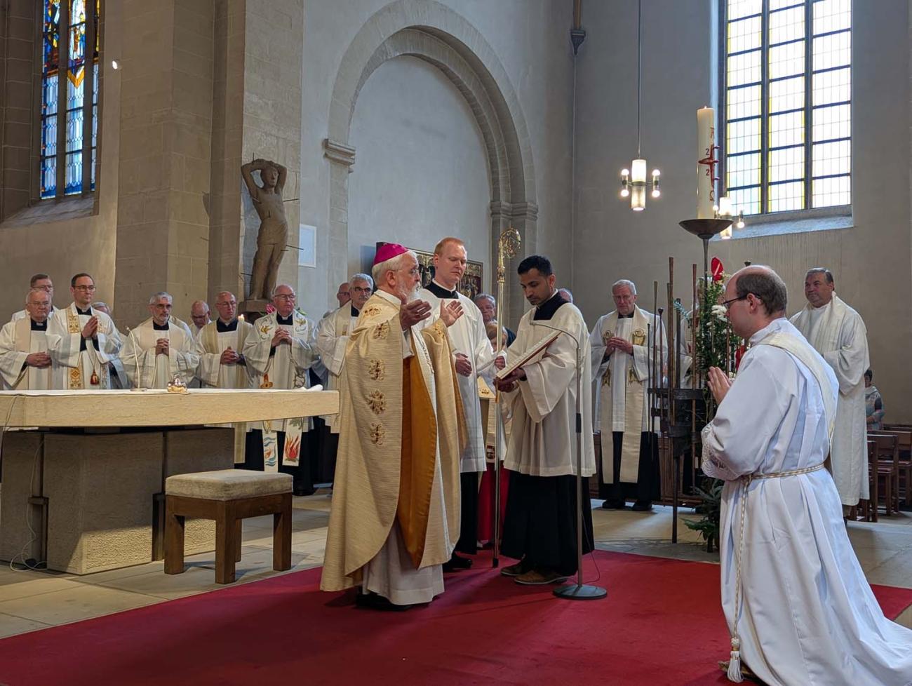 Menschen in einer Kirche
