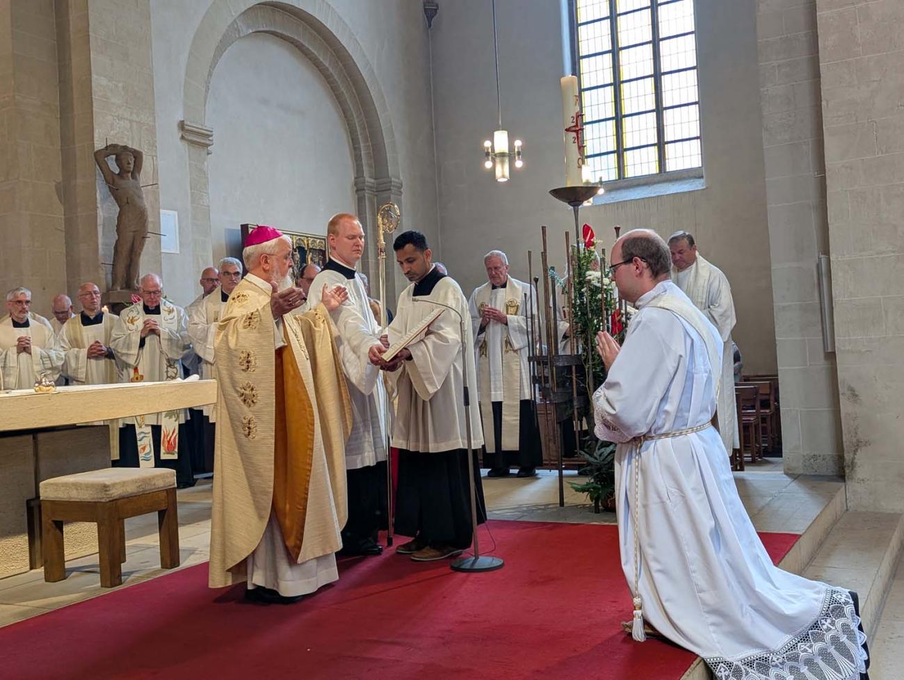 Menschen in einer Kirche