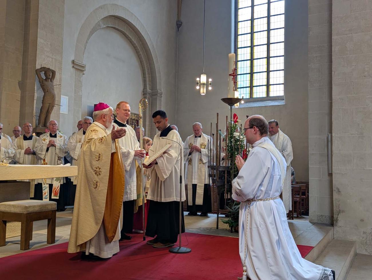 Menschen in einer Kirche