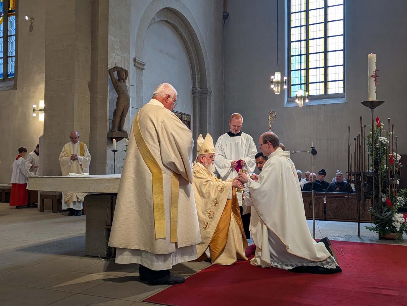 Menschen in einer Kirche