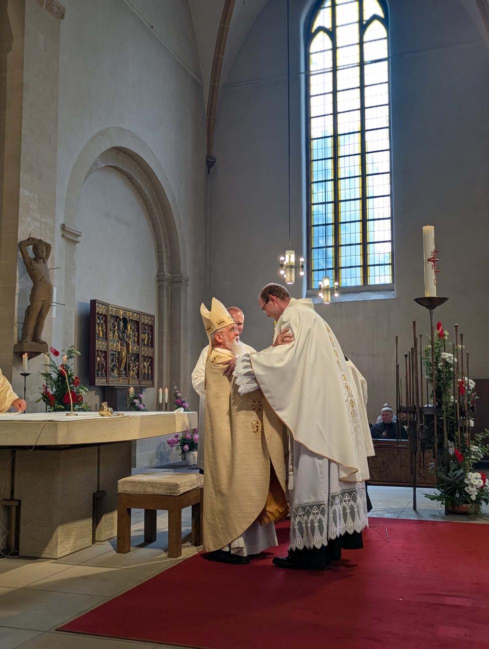 Menschen in einer Kirche