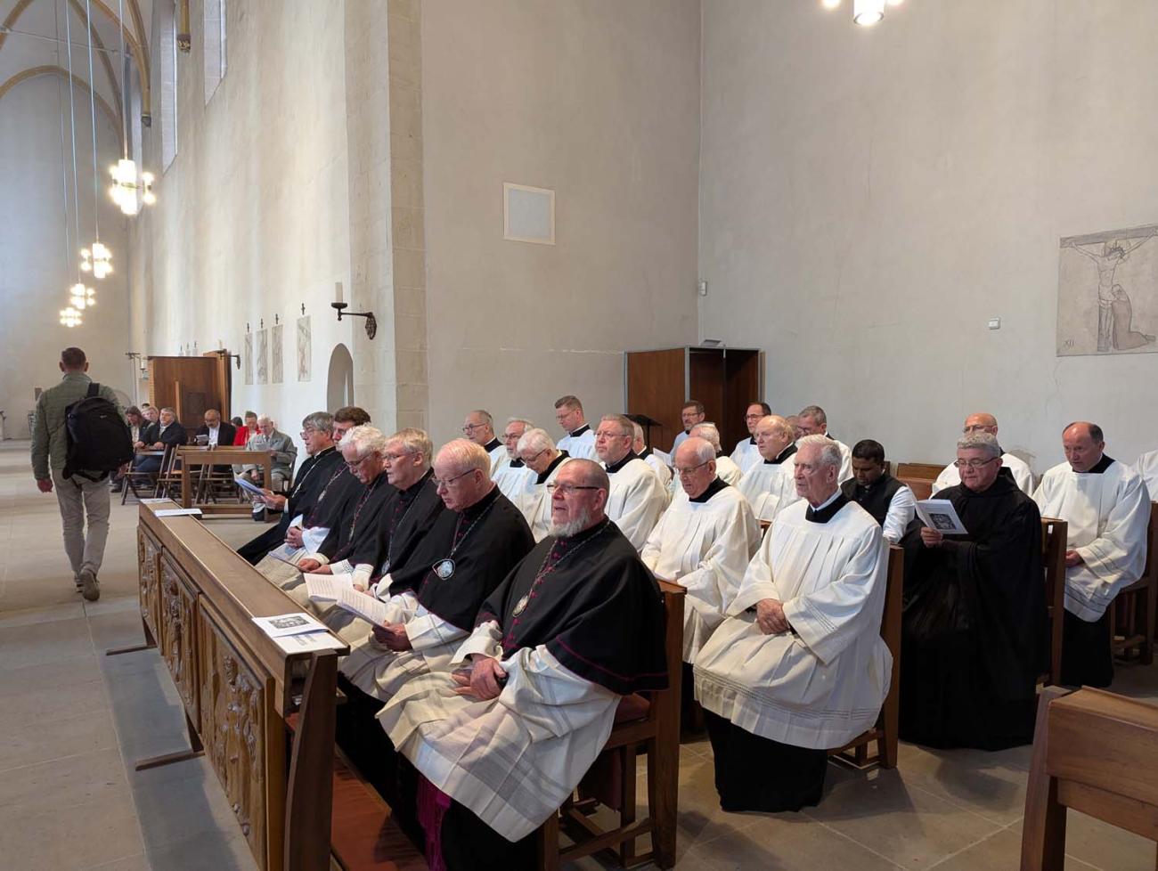 Menschen in einer Kirche