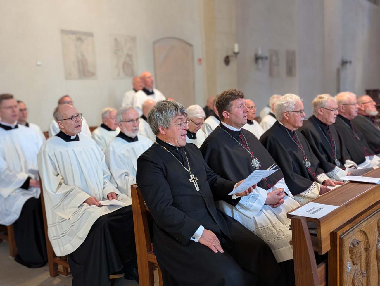 Menschen in einer Kirche