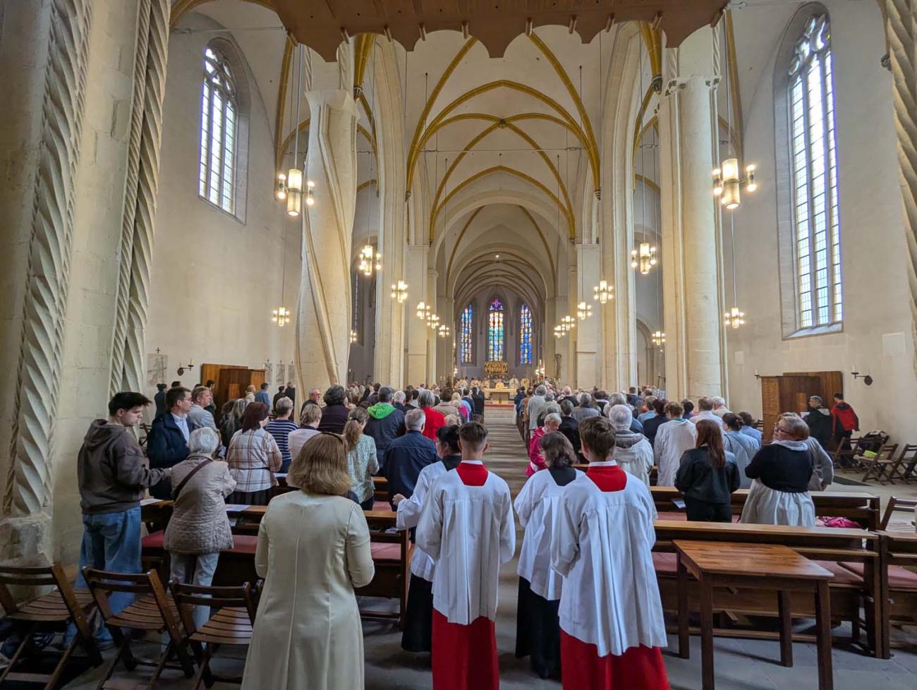 Menschen in einer Kirche