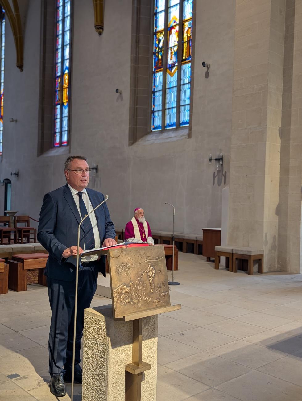 Ein Mann spricht an einem Mikrofon