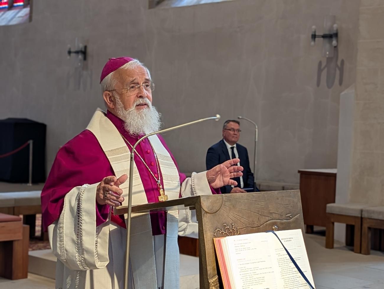 Ein Priester steht am Ambor