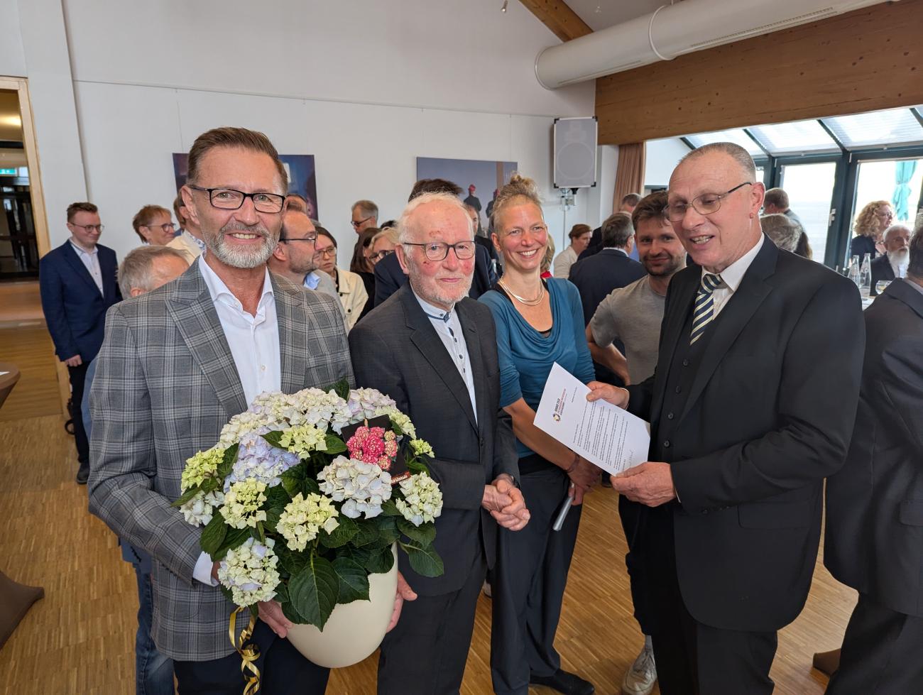 Menschen stehen in einem Raum