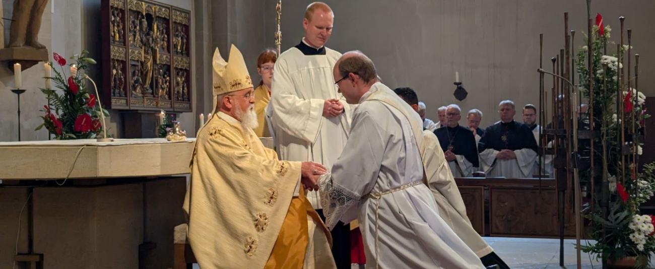 Zwei Priester vor dem Altar
