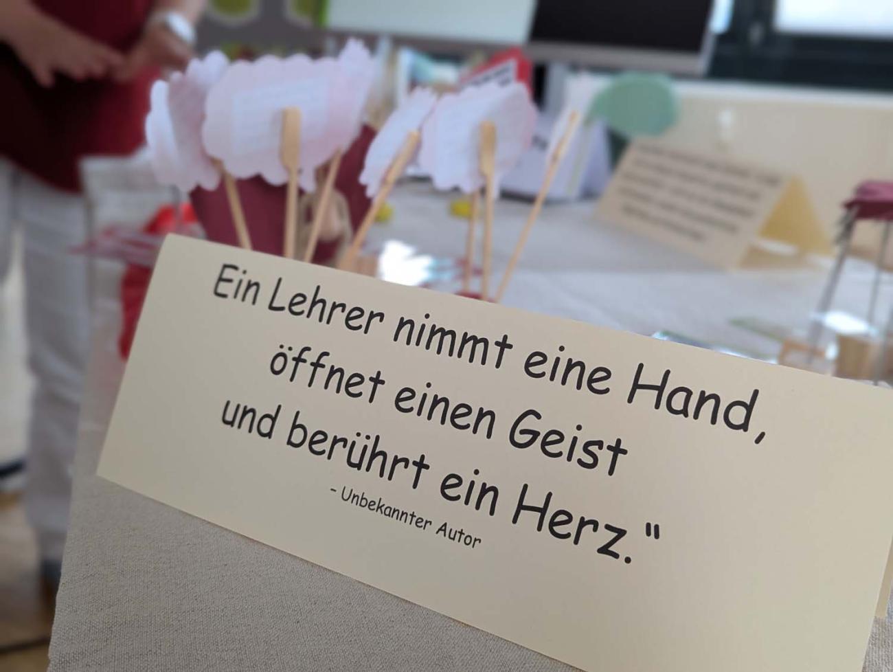 Ein Zettel auf einem Tisch