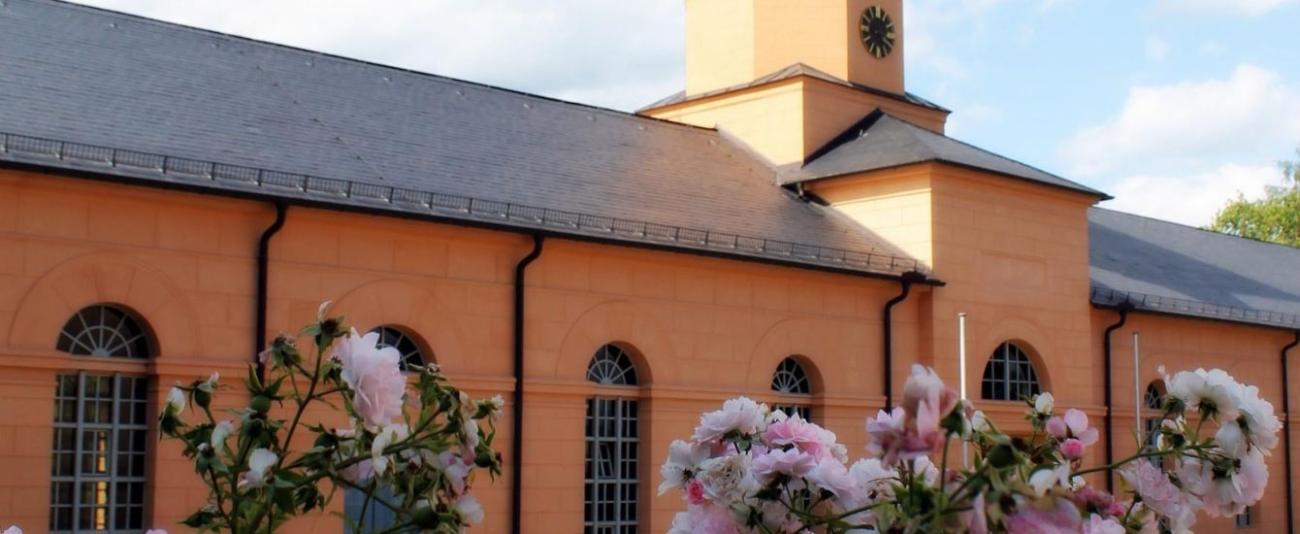 Blumen vor einem Kirchengebäude