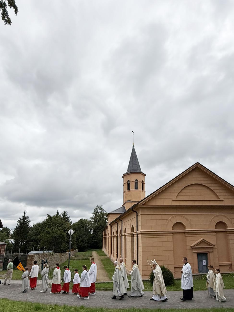 Prozession vor der Simultankirche in Haldensleben