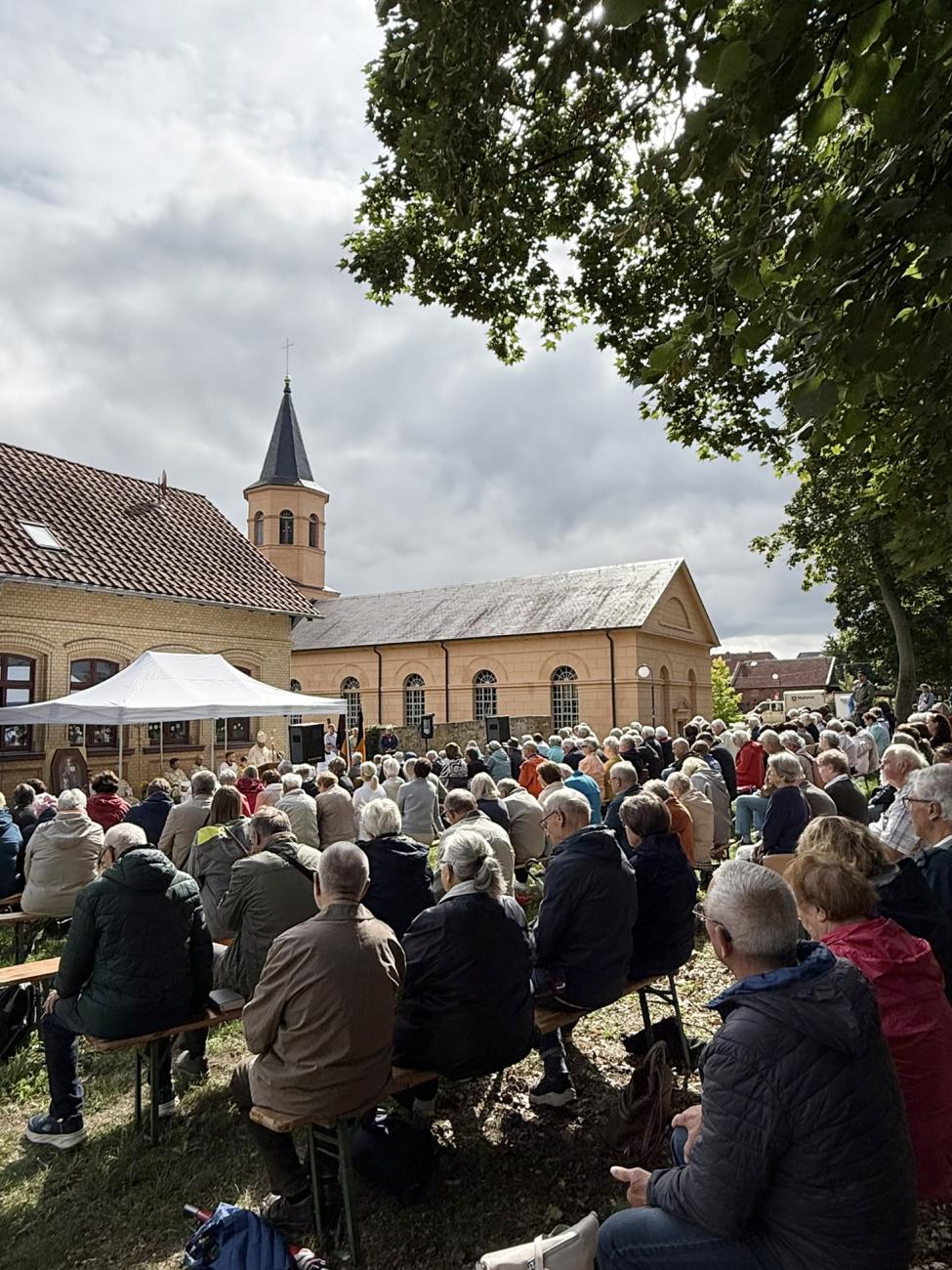 Gläubige beim Gottesdienst auf dem Gelände der Simultankirche in Haldesleben
