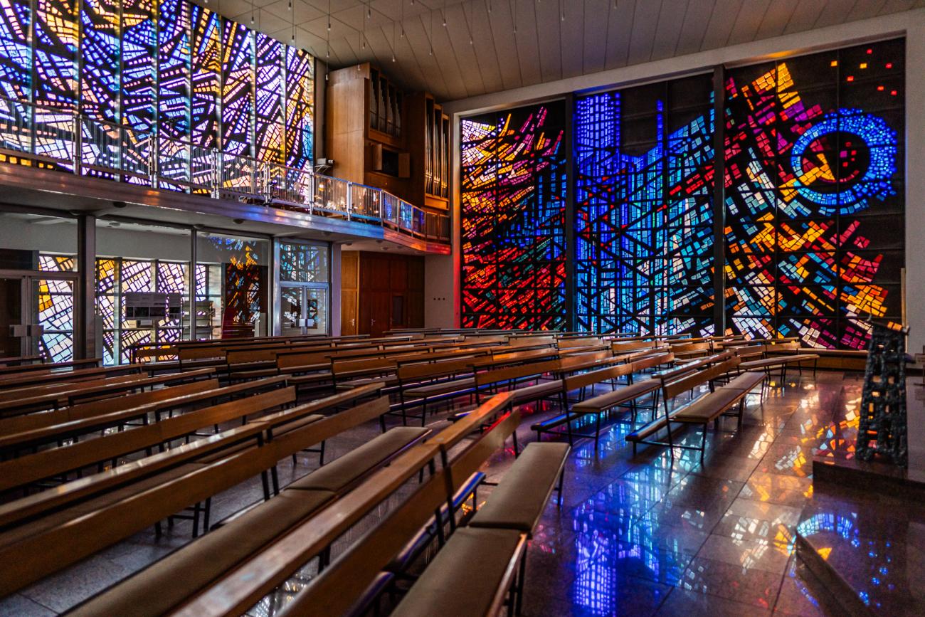 Kirchenraum mit bunten Fenstern