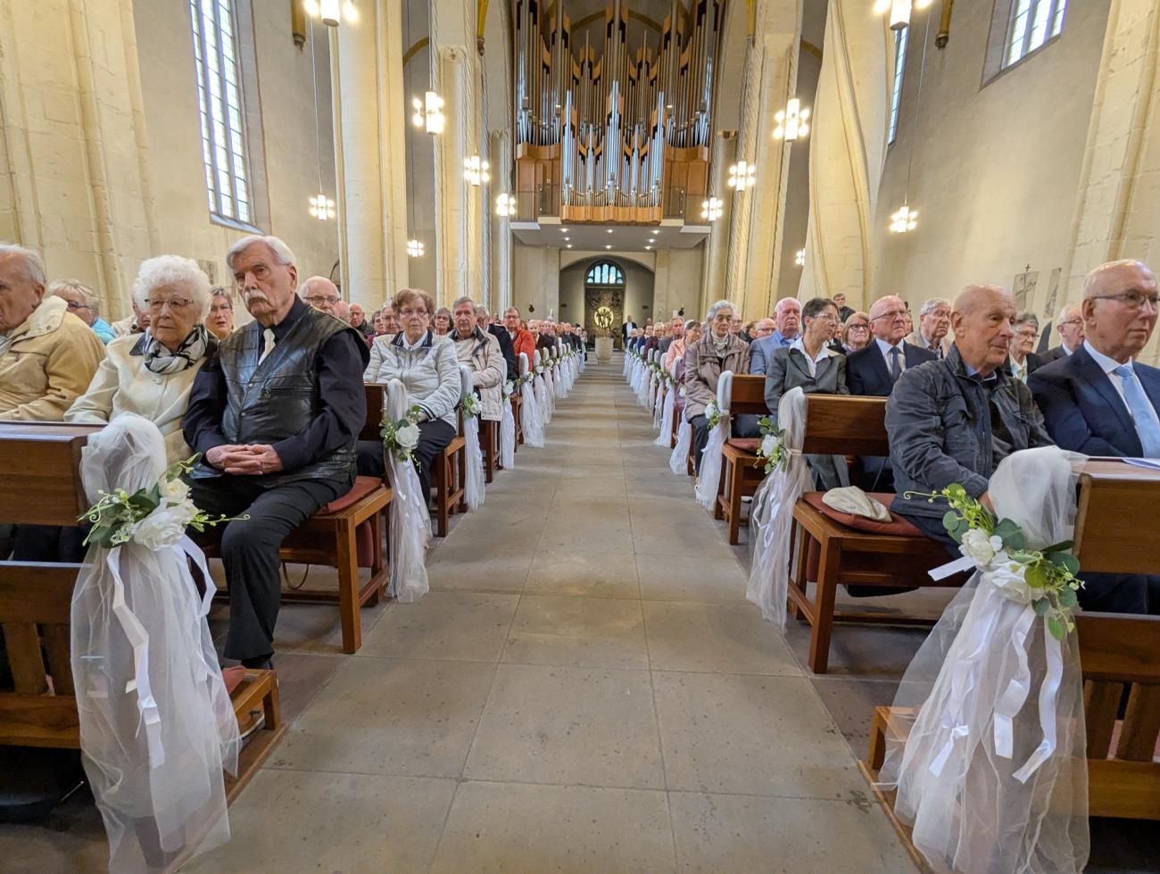 Menschen im Gottesdienst