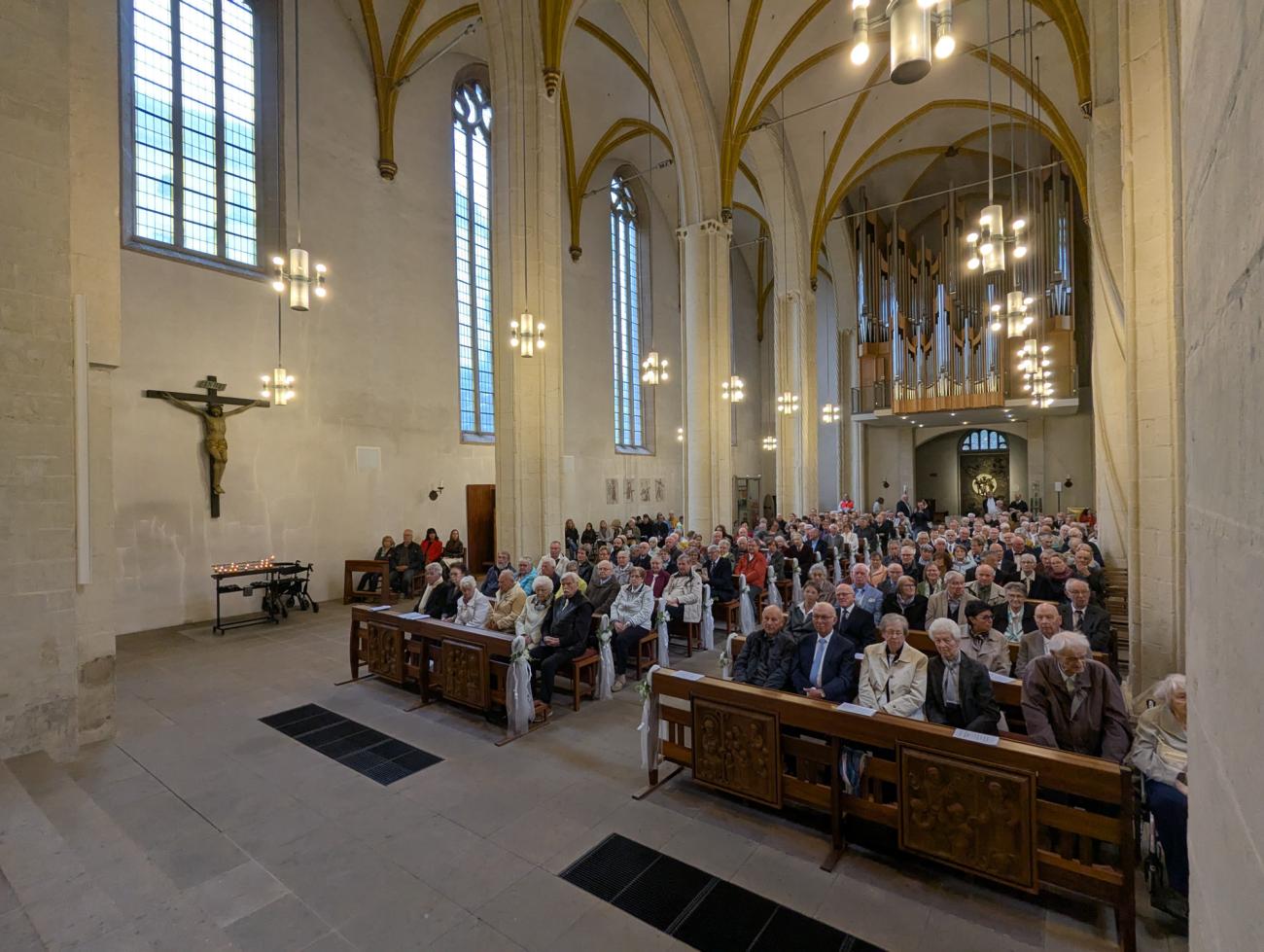 Menschen im Gottesdienst