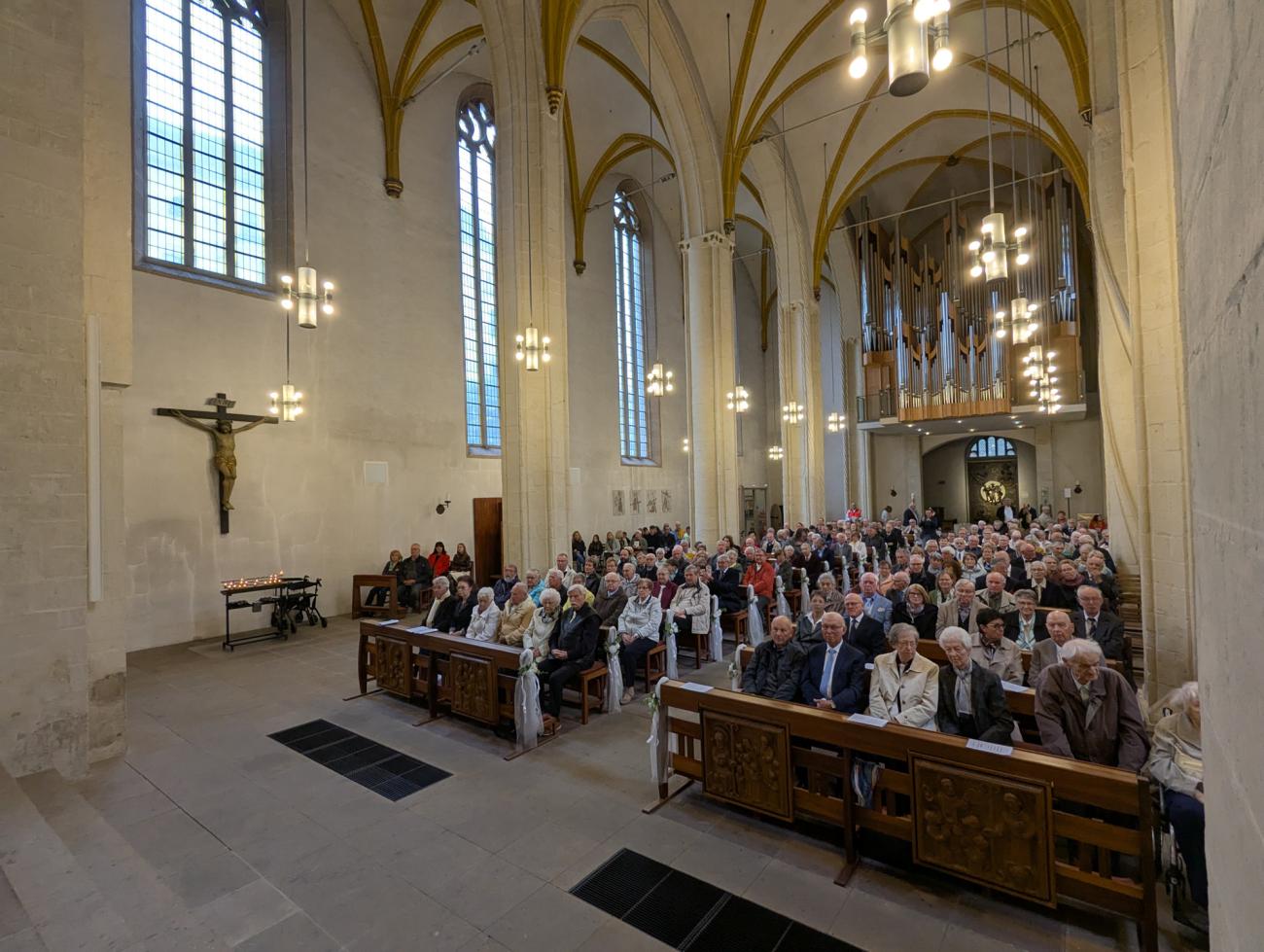 Menschen im Gottesdienst