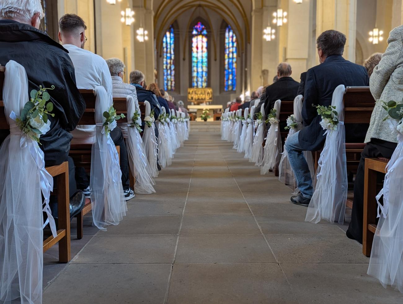 Menschen im Gottesdienst