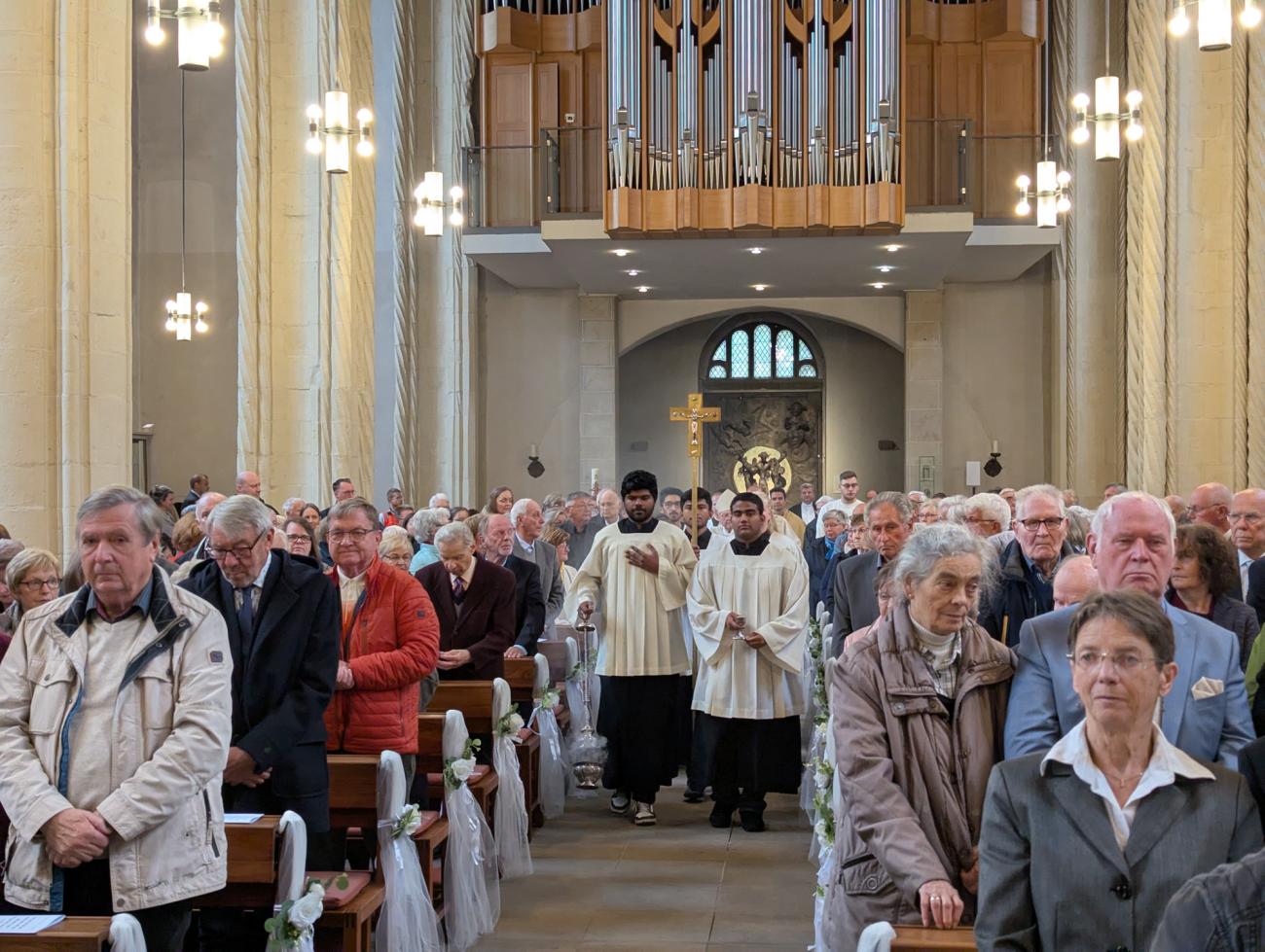 Menschen im Gottesdienst