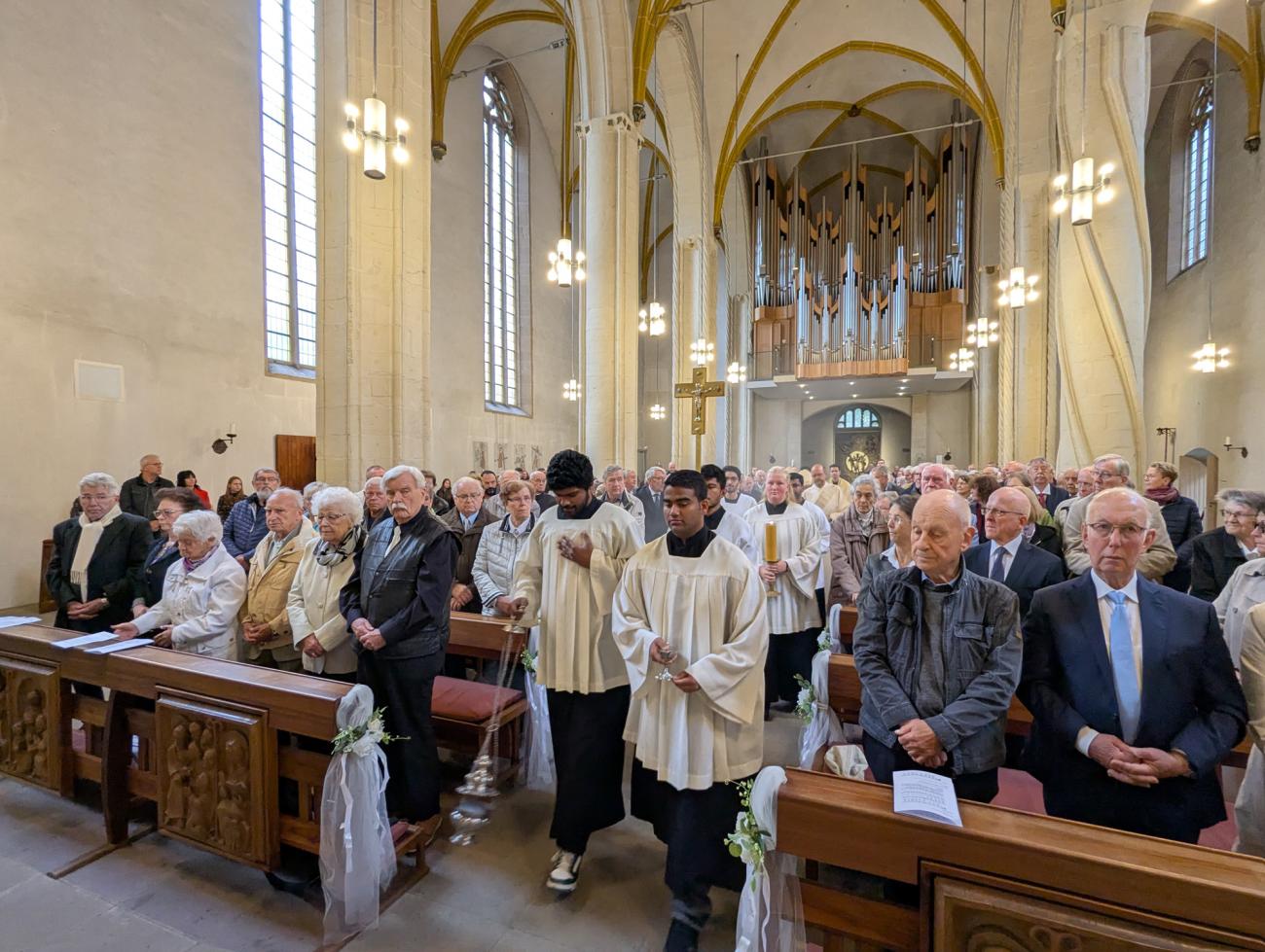 Menschen im Gottesdienst