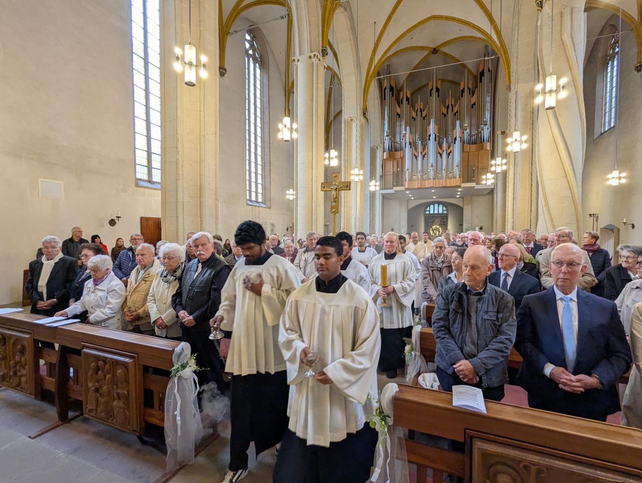 Menschen im Gottesdienst