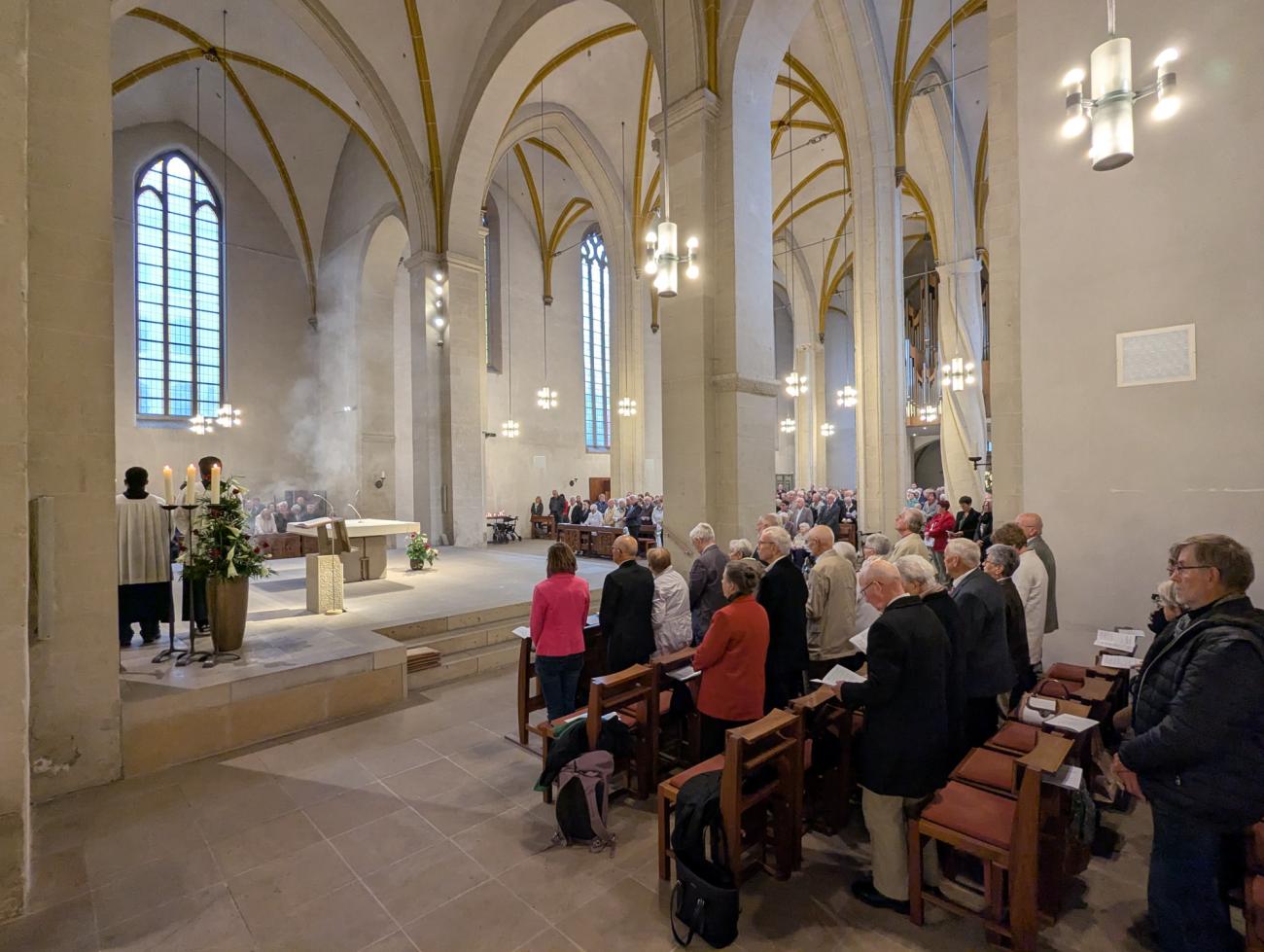 Menschen im Gottesdienst