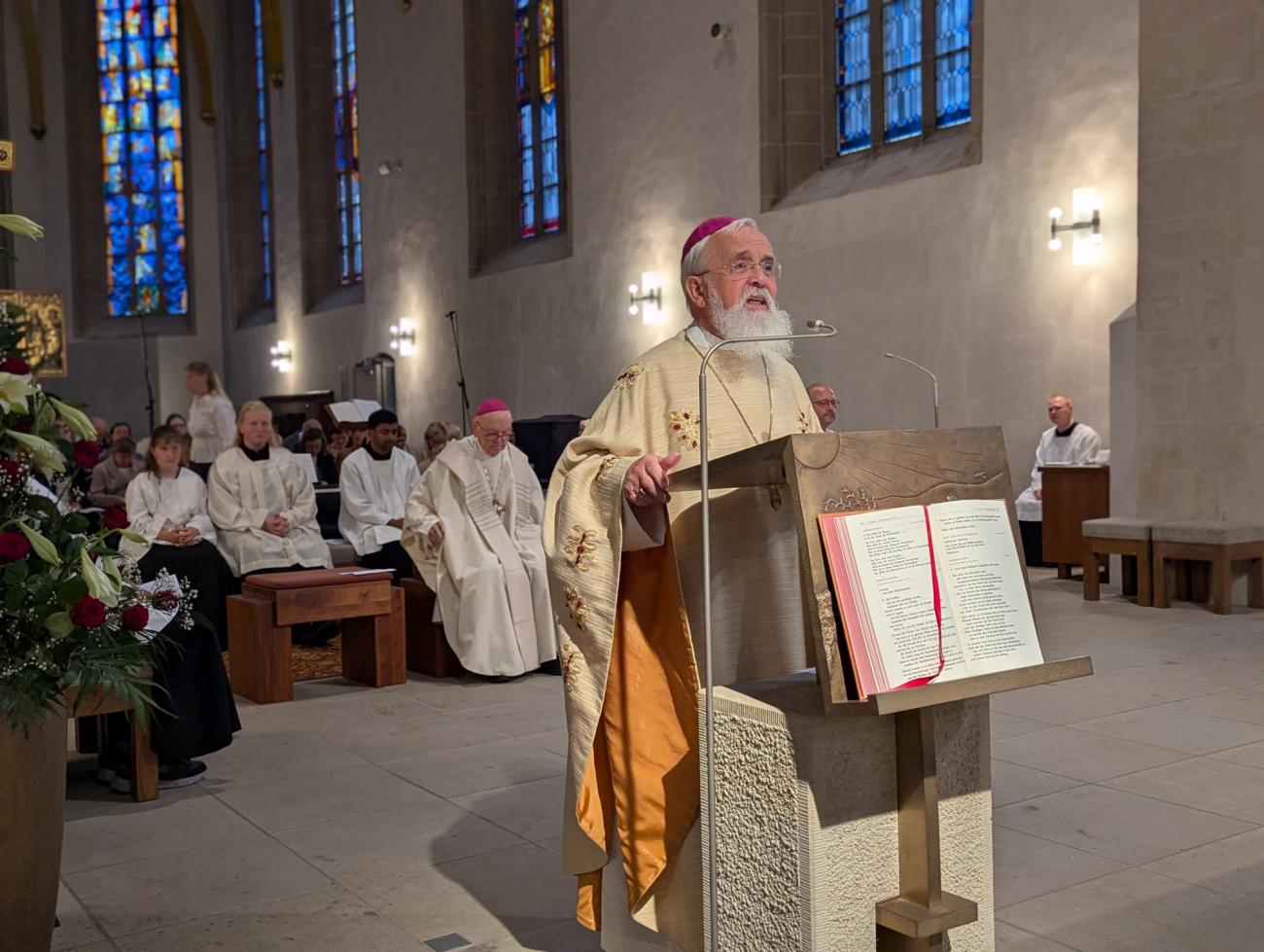 Menschen im Gottesdienst