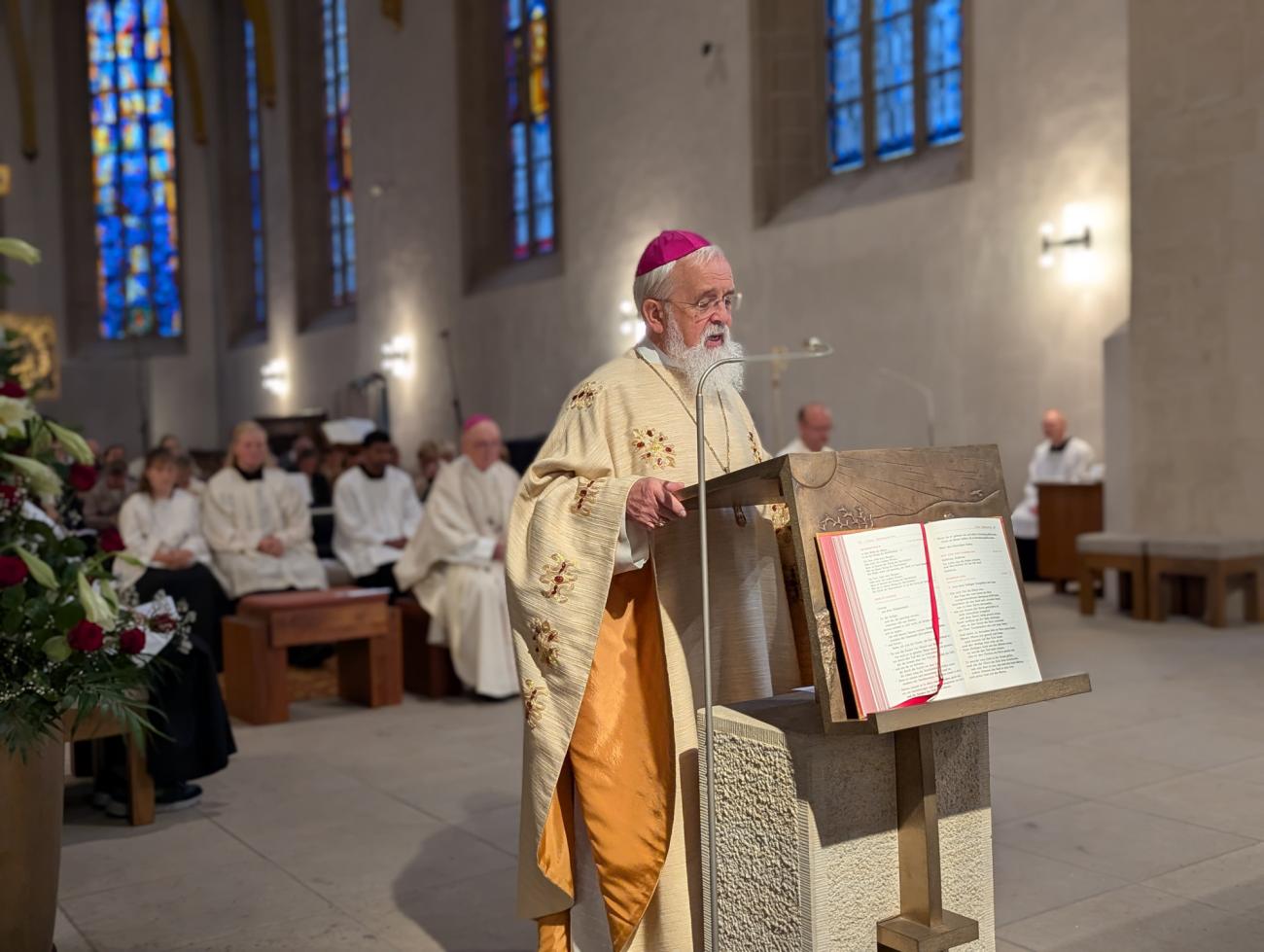 Menschen im Gottesdienst