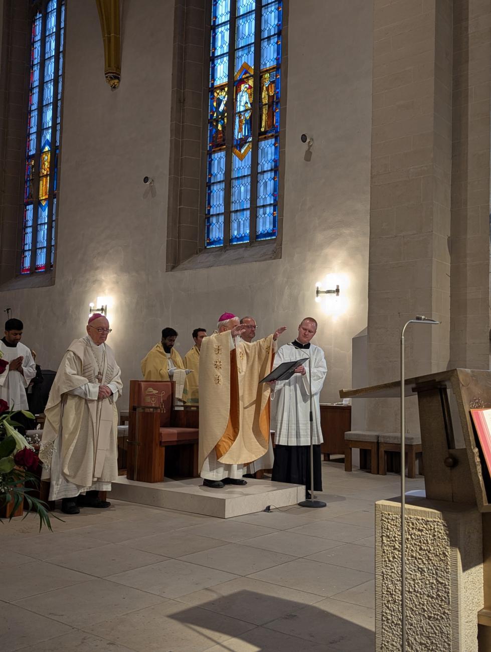 Menschen im Gottesdienst
