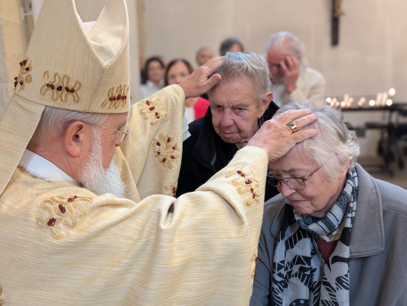 Menschen im Gottesdienst
