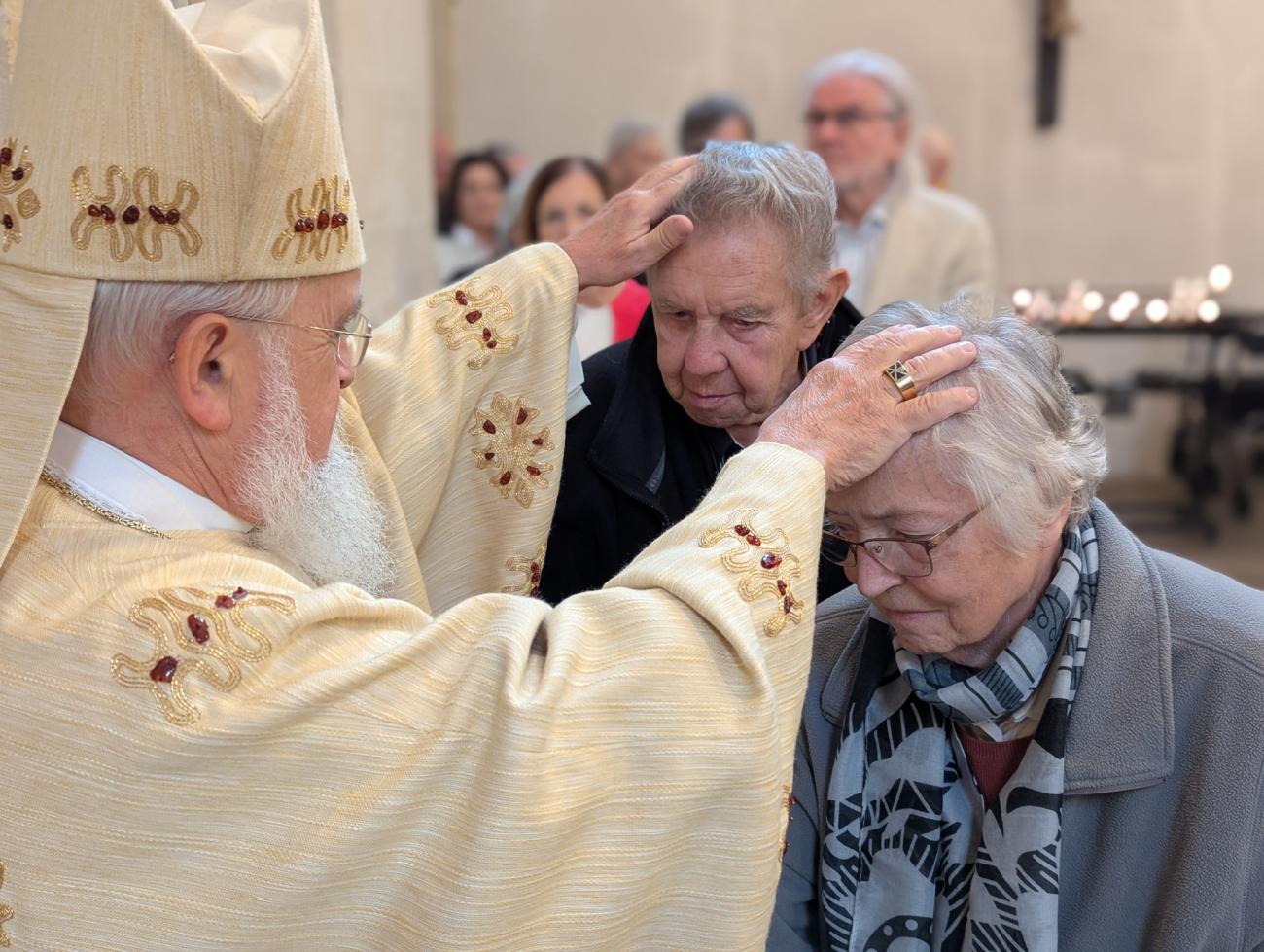 Menschen im Gottesdienst