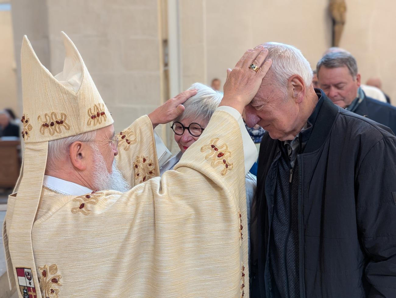 Menschen im Gottesdienst