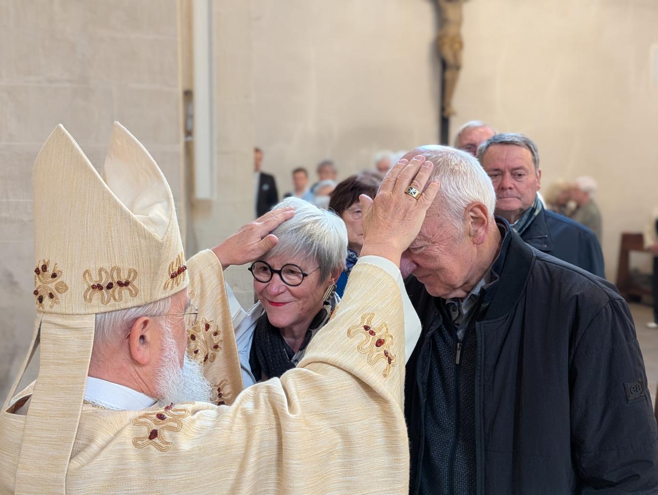 Menschen im Gottesdienst