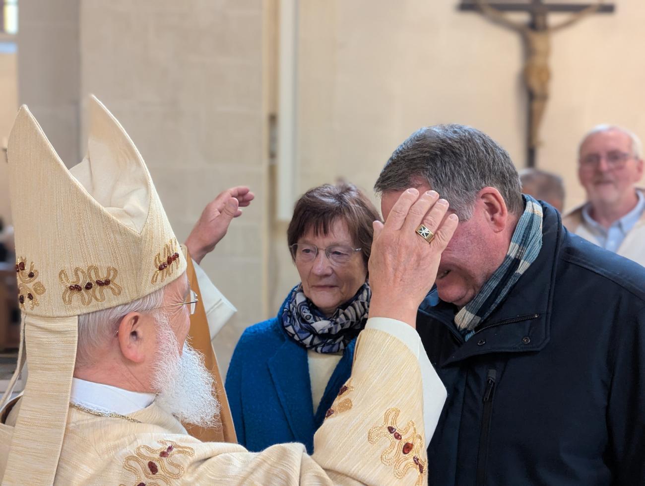 Menschen im Gottesdienst