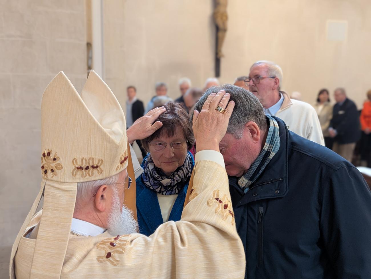 Menschen im Gottesdienst