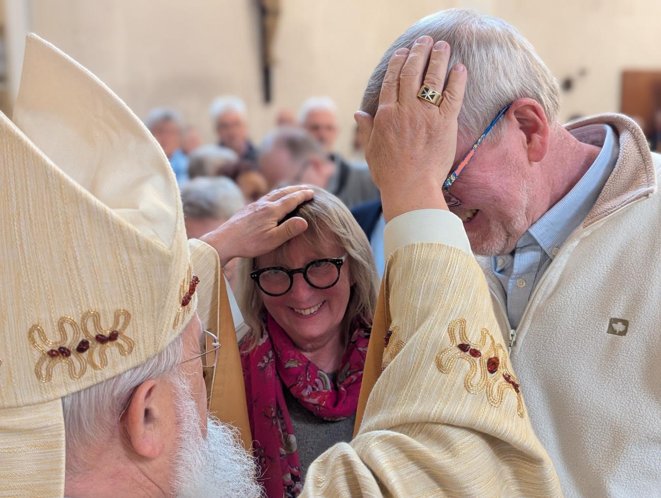Menschen im Gottesdienst