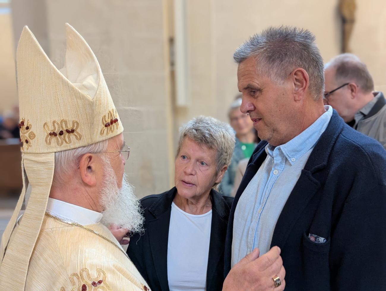 Menschen im Gottesdienst